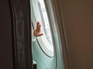 窓を触る子ども