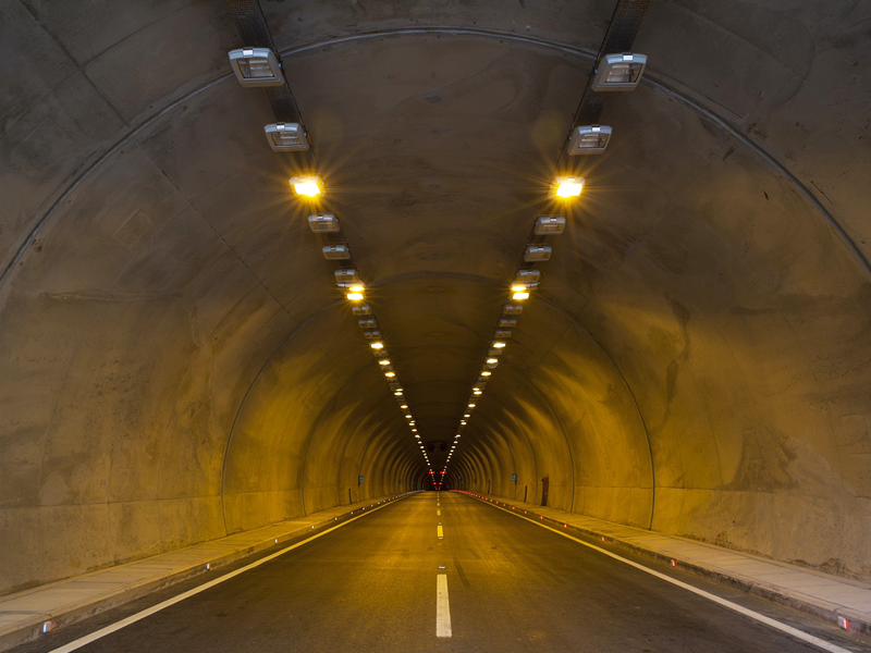 出口が見えないトンネル