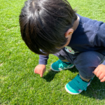 芝生で遊ぶ長男